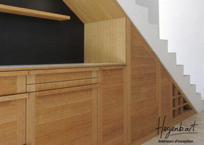 Cuisine en bois massif sous un escalier
