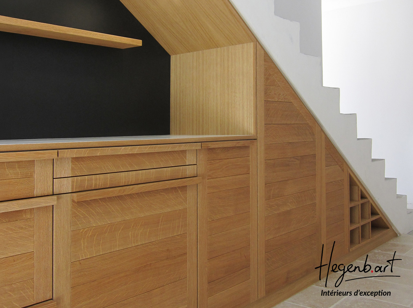 Cuisine en bois massif sous un escalier Image
