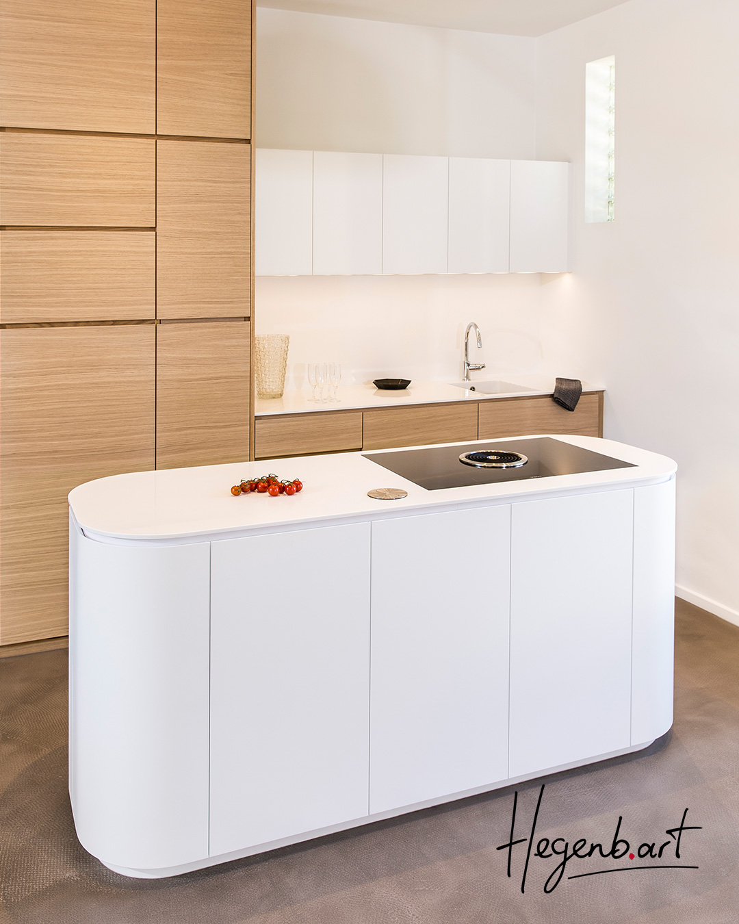 Cuisine ilot central arrondi sur mesure by Hegenbart | Menuisier cuisiniste Cote d'azur et Sud-Est de la France