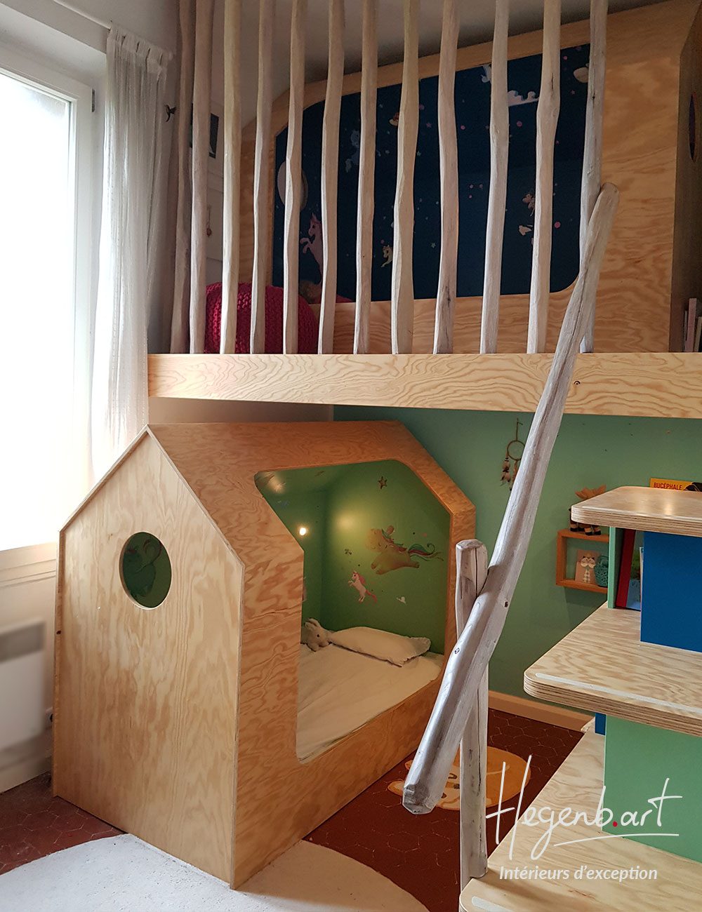 Aménagement ludique d'une chambre d'enfant avec mezzanine Image