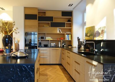 Cuisine haut de gamme sur mesure en bois texture et marbre marquina