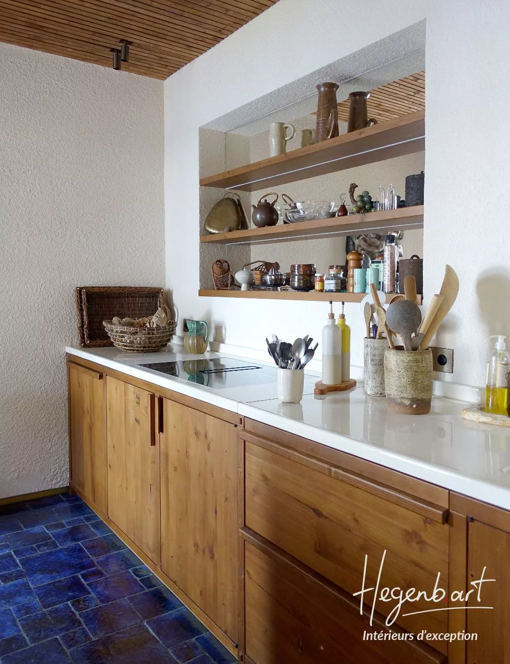 Une cuisine sur mesure en vieux bois d'inspiration années 50 à Cassis Image