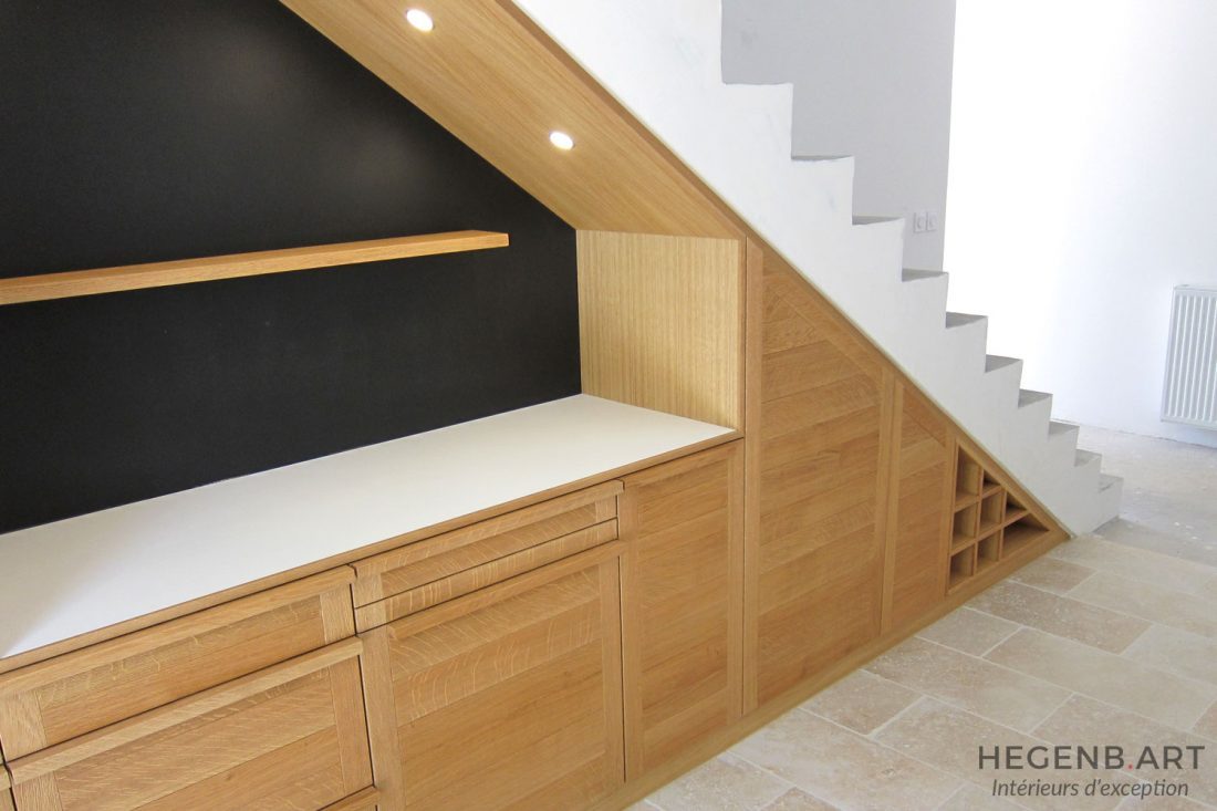 cuisine bois massif sous escalier niche ardoise sur mesure by hegenbart aix en provence 1100x733