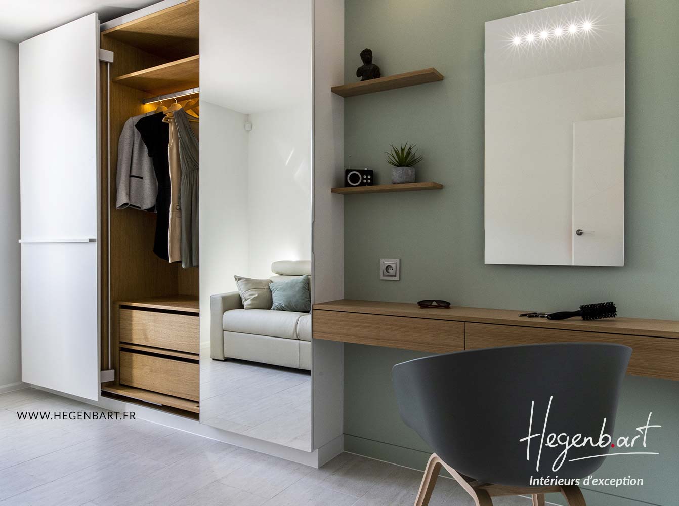 dressing luxe contemporain pour dame avec coiffeuse et niche deco par hegenbart design sur mesure dressing sur mesure avec coiffeuse intégrée dans une niche vert olive et miroir éclairé