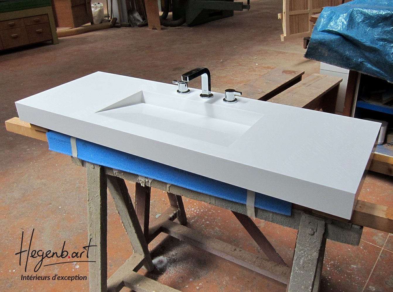 fabrication vasque salle de bain design en pente en lg himacs corian sur mesure par menuisier hegenbart aix en provence 1