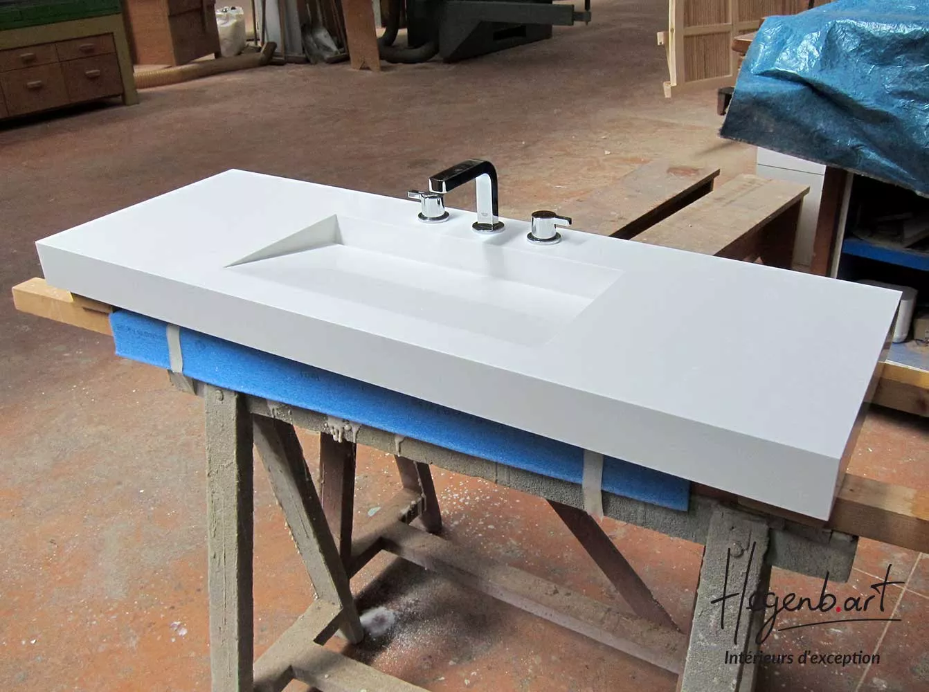fabrication vasque salle de bain design en pente en lg himacs corian sur mesure par menuisier hegenbart aix en provence