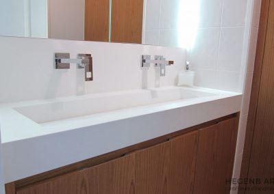 Meuble de salle de bain en teck et vasque en Corian ®