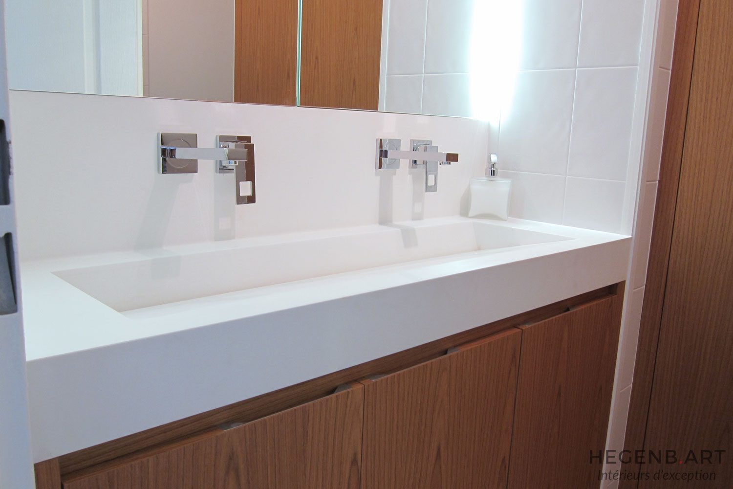 Meuble de salle de bain en teck et vasque en Corian ® Image