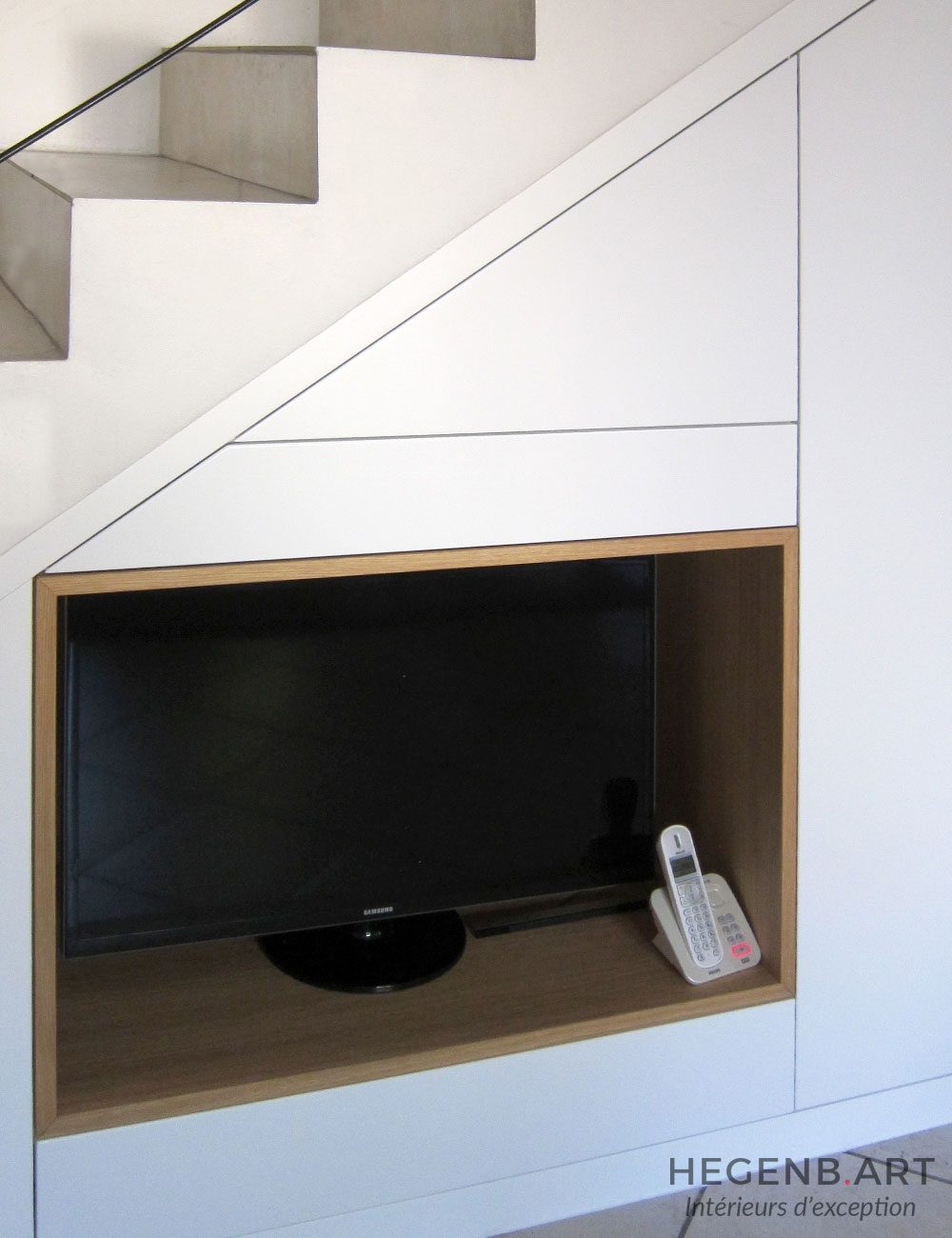 Meuble TV encastré sous escalier Image