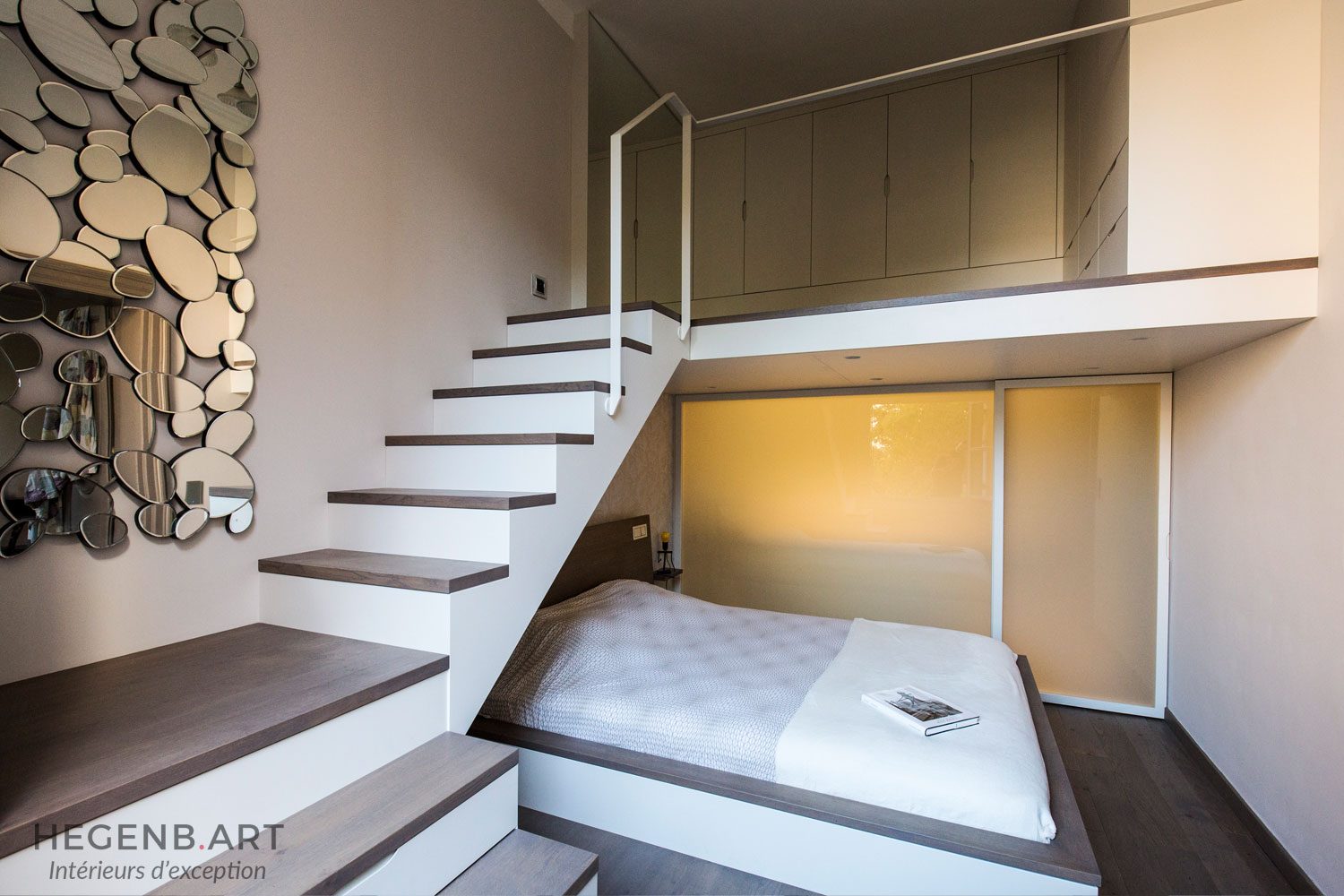 optimisation petit espace chambre sous mezzanine dressing by hegenbart menuiserie haut de gamme aix en provence chambre parentale sur mesure avec dressing en mezzanine et escalier à tiroirs, Aix-en-Provence