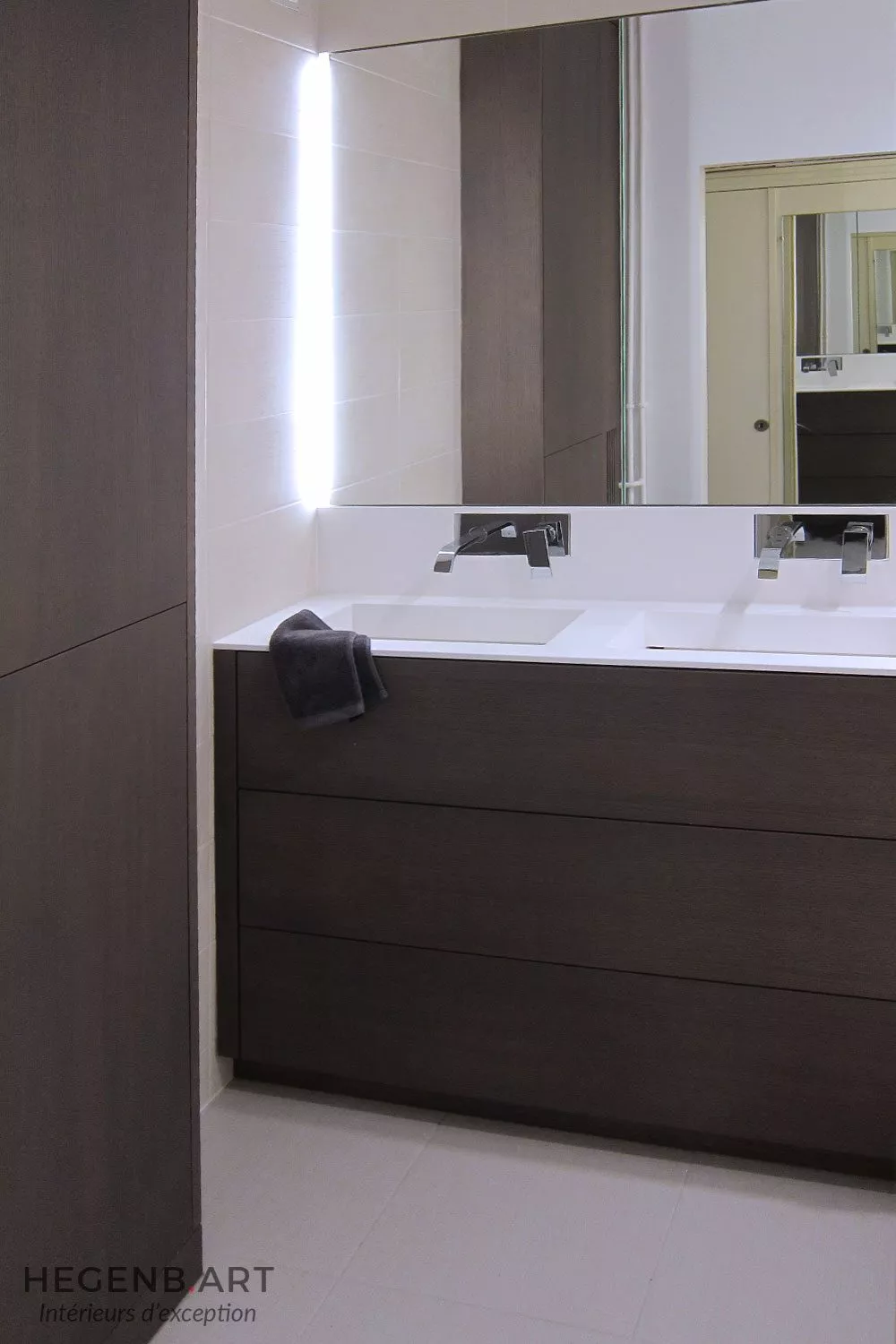 Meuble salle de bain chêne teinté gris Image