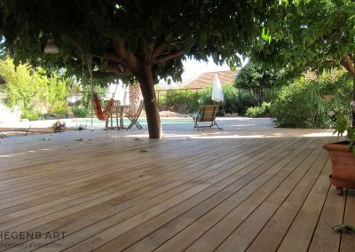 Terrasse bois autour d&rsquo;une piscine