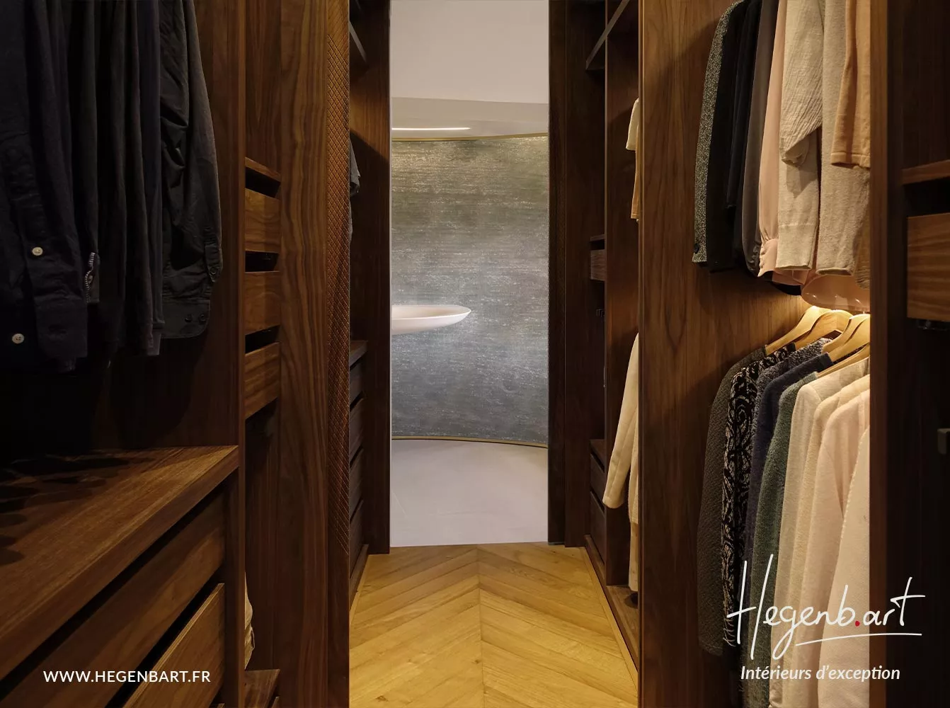Un dressing sur mesure raffiné et pratique en noyer – Hegenbart