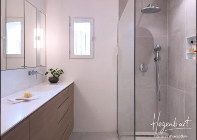 Une salle de bain chaleureuse pleine de rangements pratiques