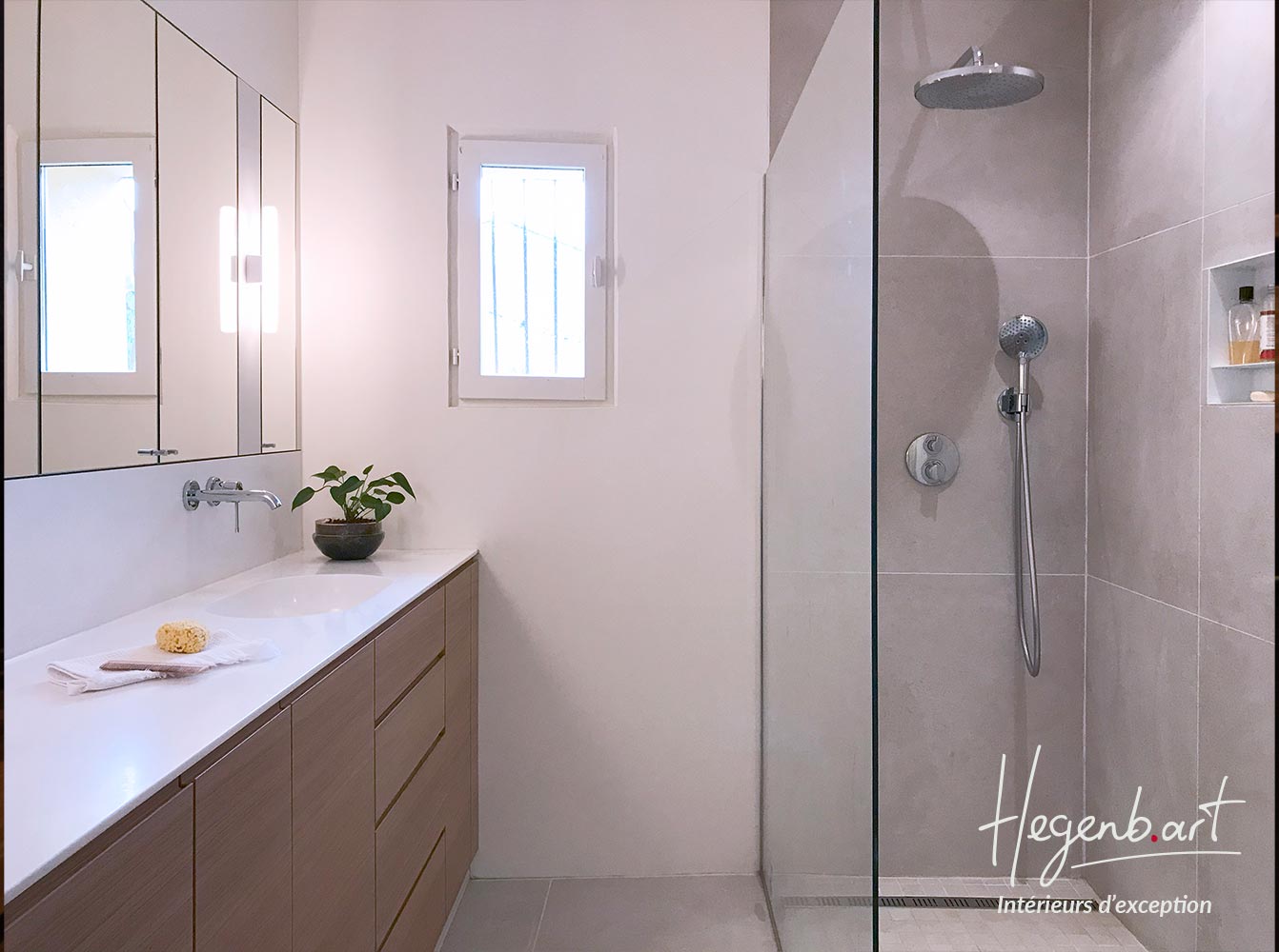 Une salle de bain chaleureuse pleine de rangements pratiques Image