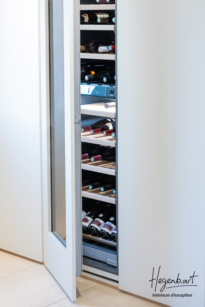 Cave à vin encastrée dans façade de cuisine laquée | Hegenbart