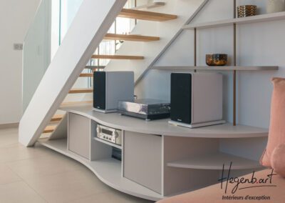 Transformation d&rsquo;un escalier par un garde-corps en verre, des étagères décoratives et un meuble hifi sous escalier