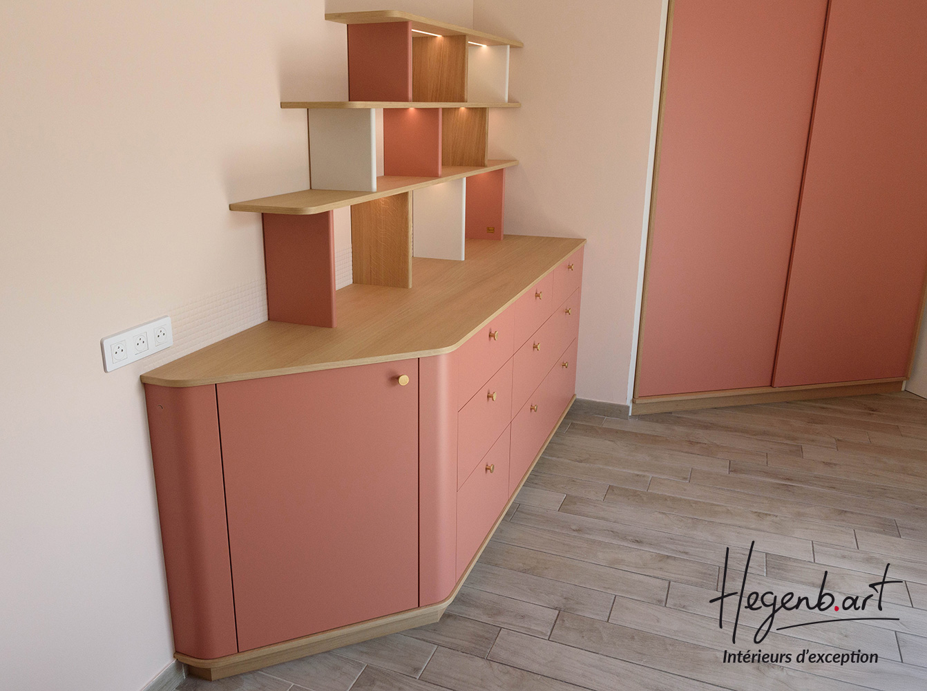 Dressing sur mesure et commode élégante pour une chambre de jeune fille Image