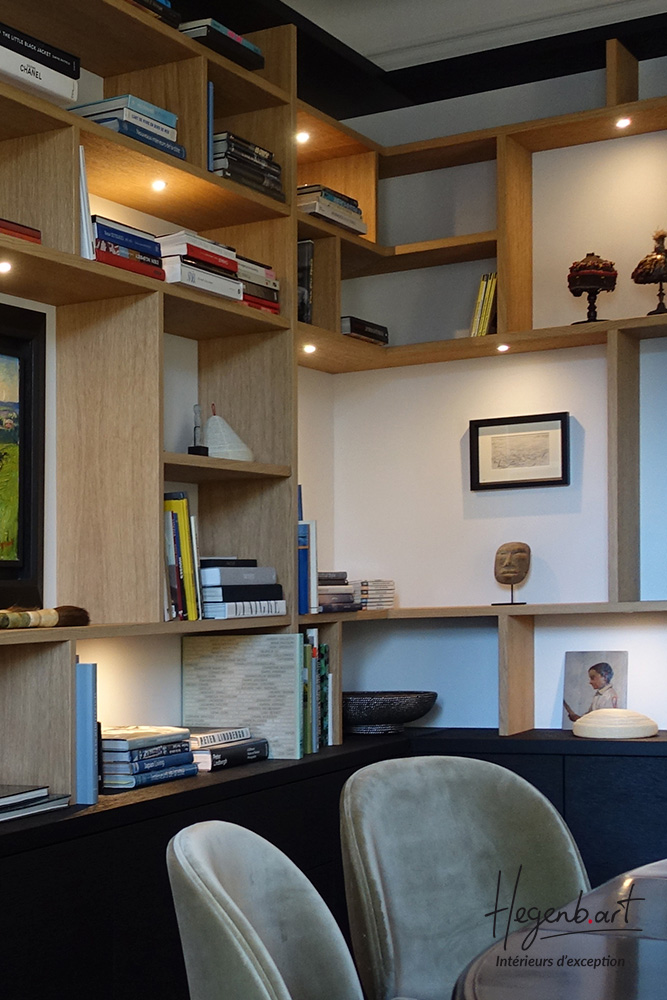 biblio angle etageres ouvertes decoratives oeuvres d art et livres de collection hegenbart design interieur menuiserie aix en provence