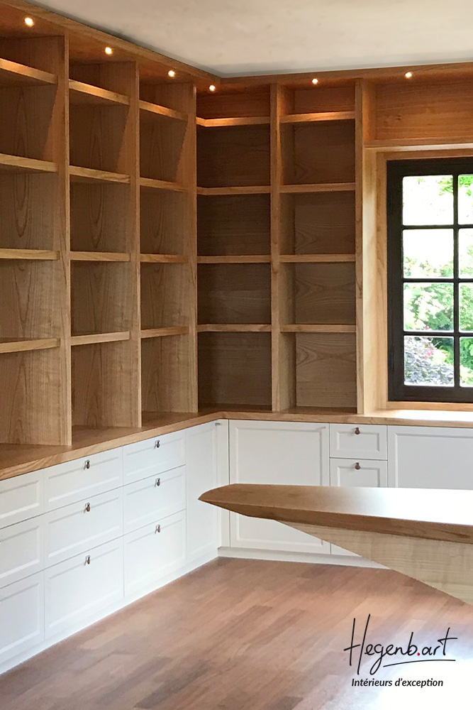 biblio angle etageres symetriques epaisses gros livres sur mesure essence merisier luxe hegenbart design interieur menuiserie aix en provence
