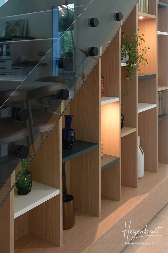 biblio etageres asymetriques sous escalier idee amenagement sous escalier hegenbart design interieur menuiserie luxe