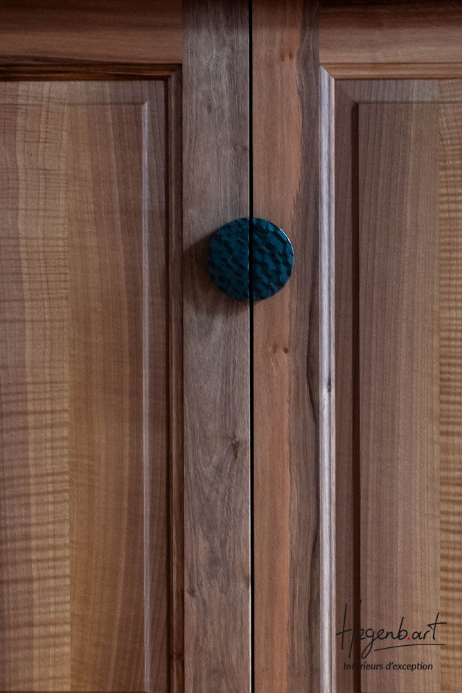Dressing sur mesure haut de gamme | Façade en noyer massif moulurée | Hegenbart design intérieur Aix-en-provence