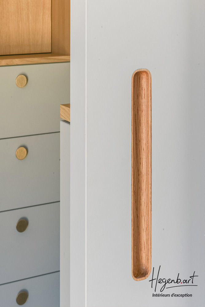 Porte coulissante sur mesure | Détail poignée bois encastrée pour accès dressing | Hegenbart menuiserie d'agencement à Aix-en-Provence