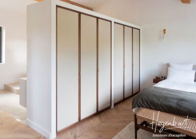 Ensemble commode et dressing sur mesure haut de gamme avec portes noyer et tissu