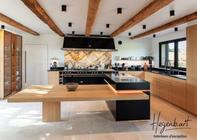 Une cuisine d’exception en chêne, granit noir du Zimbabwé et pierre Patagonia rétroéclairée