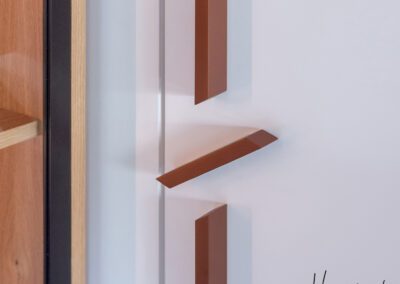 Porte invisible sur pivot avec système de fermeture original sur mesure