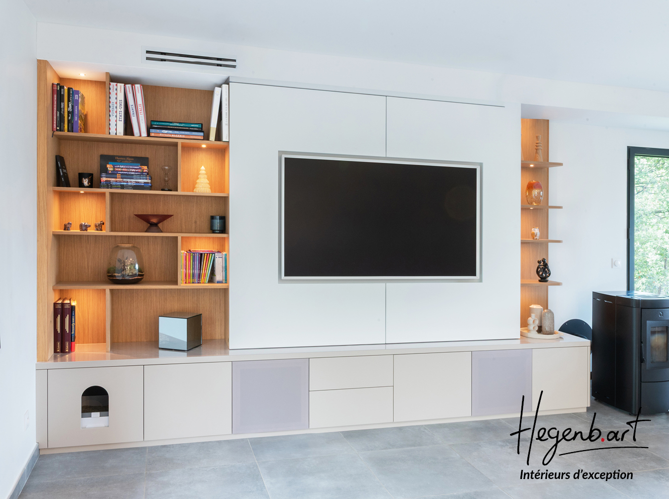 Un aménagement mural de salon décoratif autour d'une grande télévision Image