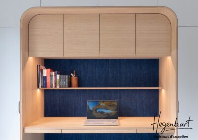 Un bureau à la maison dans une chambre d’amis