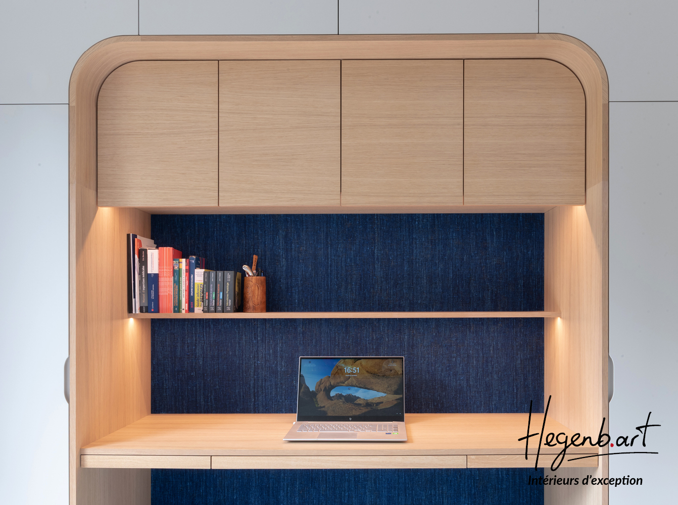 Un bureau à la maison dans une chambre d'amis Image