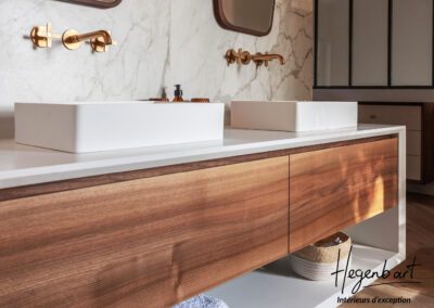 Meuble vasque de salle de bain sur mesure en noyer suspendu