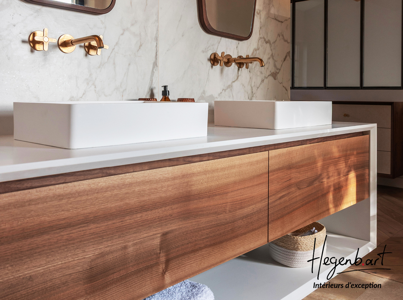 Meuble vasque de salle de bain sur mesure en noyer suspendu Image