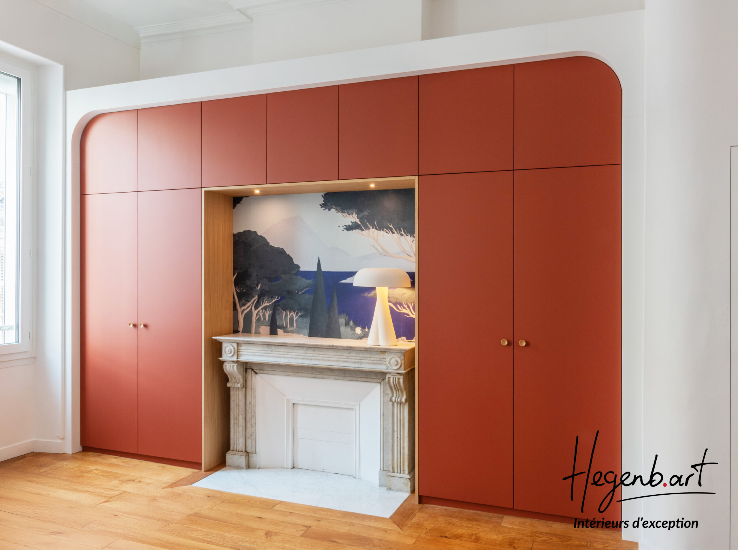 Dressing sur mesure original autour d'une cheminée Image