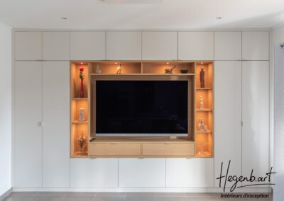 Un aménagement mural de salon autour d&rsquo;une TV avec beaucoup de rangements