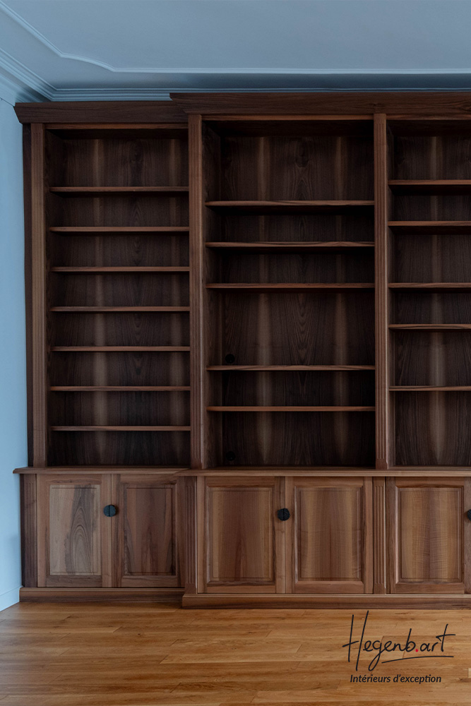 bibliothèque en noyer massif mouluré, bibliothèque dans un bureau par hegenbart, menuiserie haut de gamme marseille