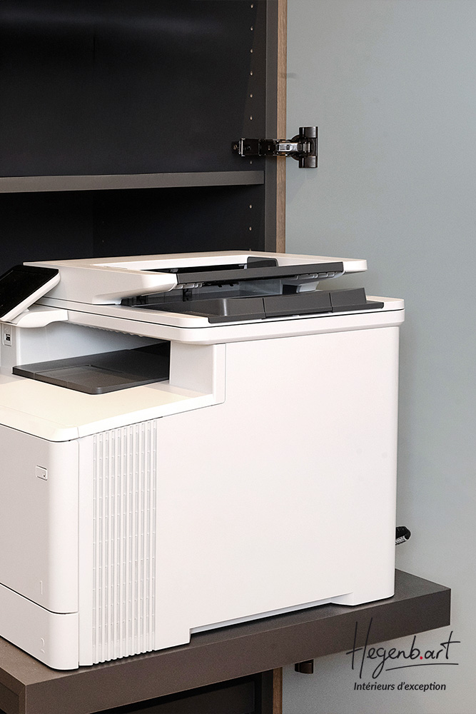 bureau rangement sur mesure pour imprimante dans un bureau en bois par hegenbart, agencement intérieur haut de gamme sud de la france bureau rangement sur mesure pour imprimante dans un bureau en bois par hegenbart, agencement intérieur haut de gamme sud de la france