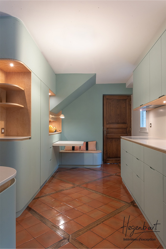 cuisine bleue et érable moucheté avec des arrondis par hegenbart, menuiserie haut de gamme aix en provence