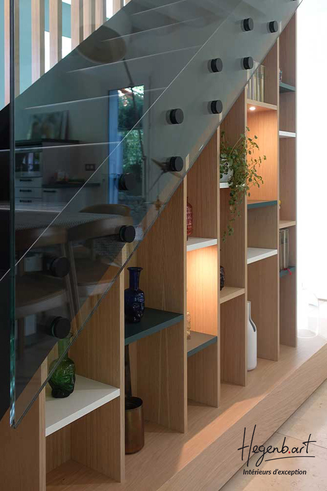 escalier de rangement sous escalier en chêne avec niche éclairée par hegenbart, menuiserie sur mesure marseille