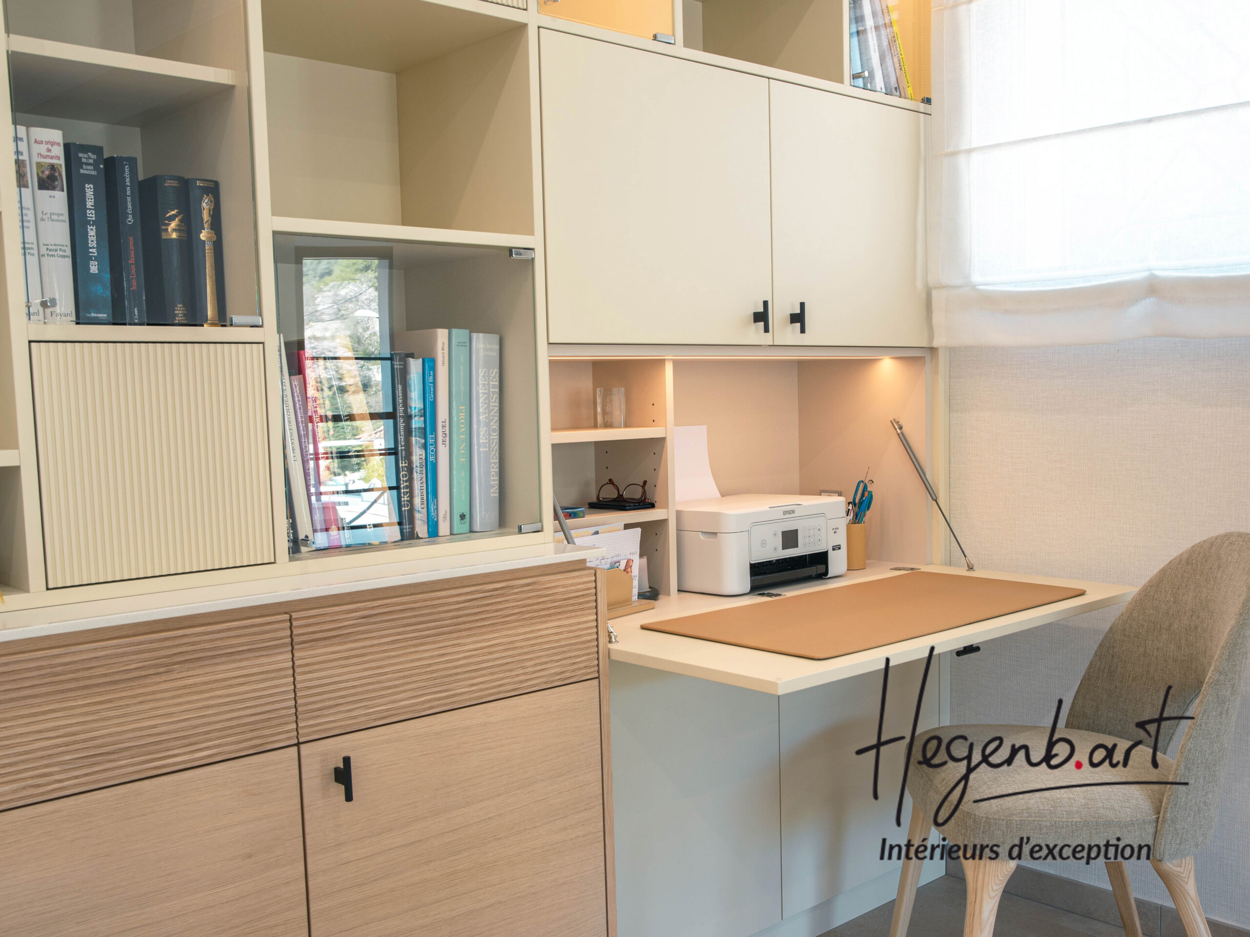 meuble bureau rabattable dans une bibliothèque en chêne et facade blanche par hegenbart menuiserie haut de gamme rousset meuble bureau rabattable dans une bibliothèque en chêne et facade blanche par hegenbart menuiserie haut de gamme rousset