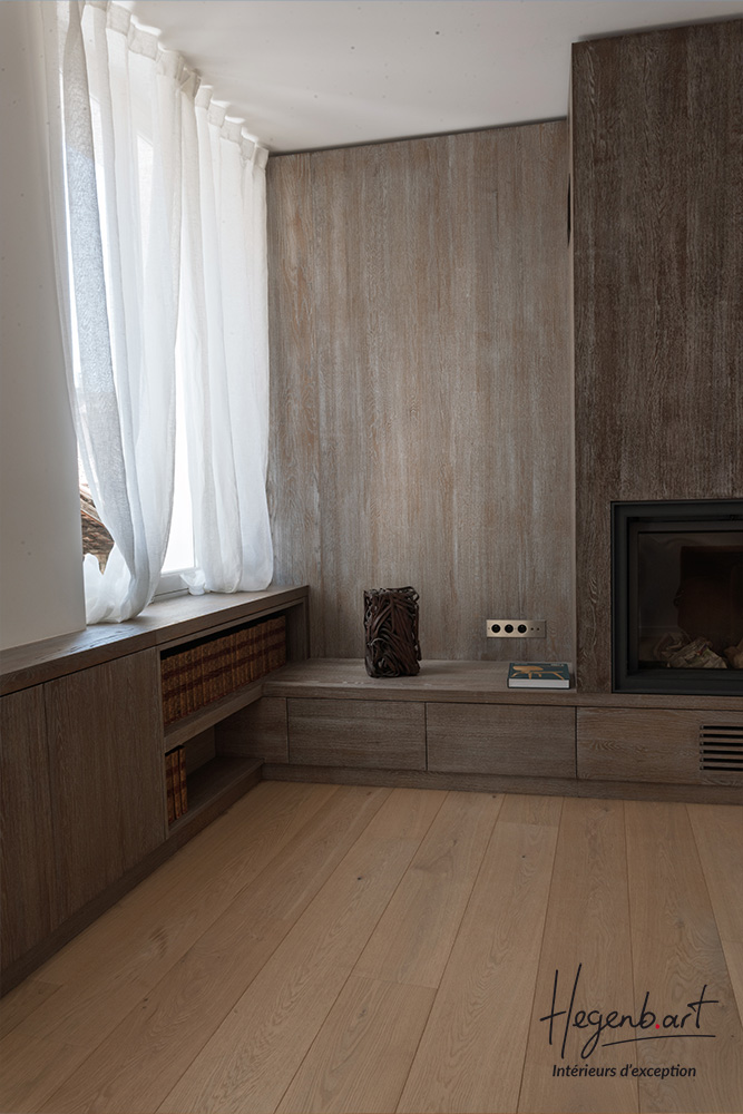 salon ensemble meuble tv et cache cheminée en bois texturé par hegenbart menuiserie haut de gamme provence