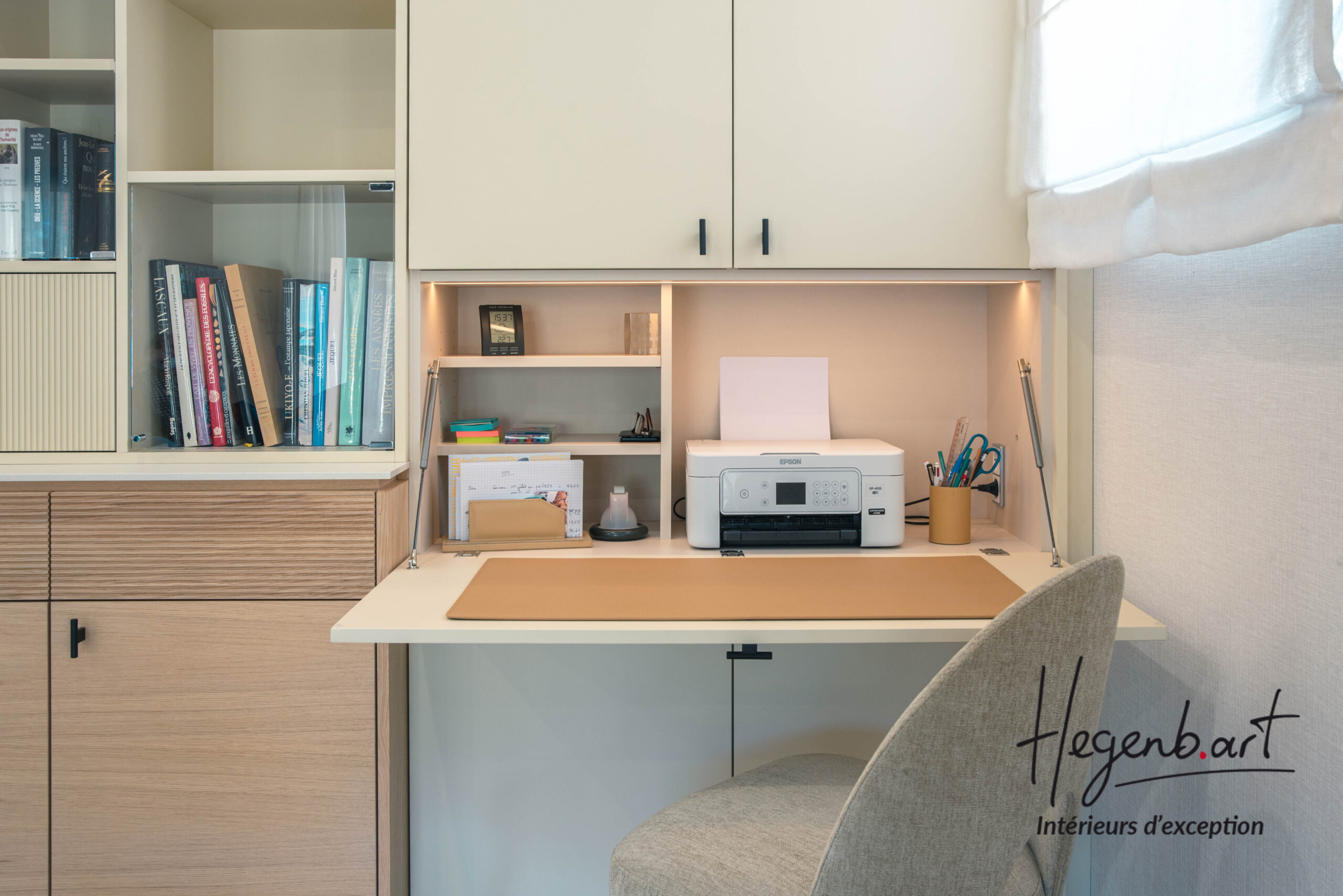 bureau rabattable dans une bibliothèque en chêne et façade laquée par la menuiserie hegenabart aix en provence bureau rabattable dans une bibliothèque en chêne et façade laquée par la menuiserie hegenabart aix en provence