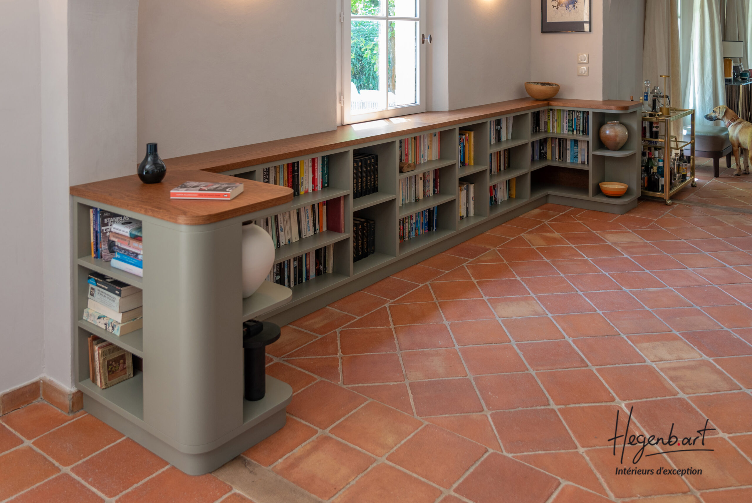 bibliothèque sur mesure aux angles arrondis par hegenbart agencement d'intérieur marseille