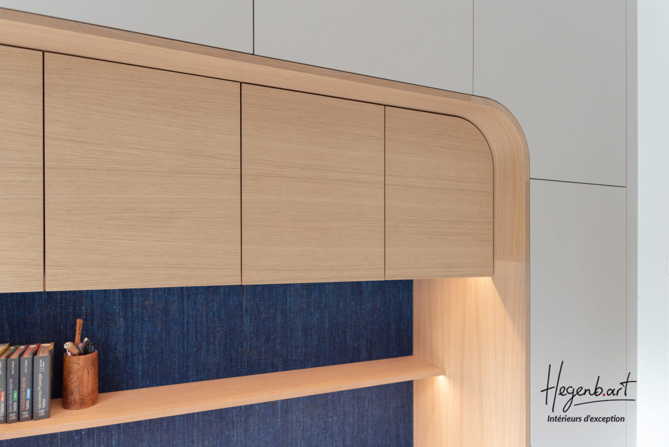 bureau sur mesure en chêne avec angles arrondis par hegenbart, agencement intérieur marseille