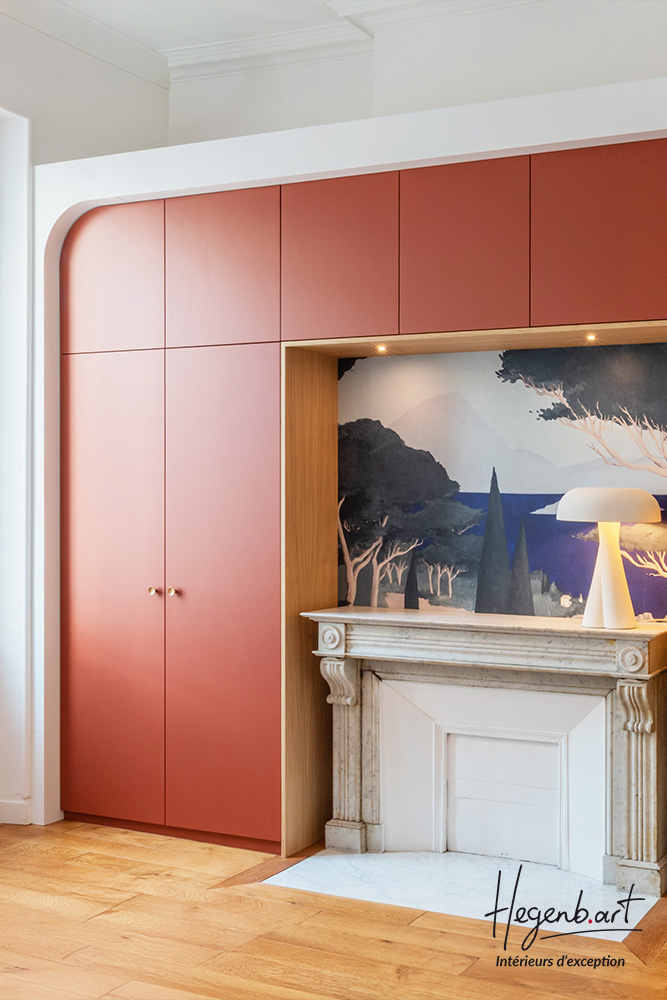 dressing rouge et chêne aux angles arrondis autour d'une cheminée à marseille par hegenbart, menuisier