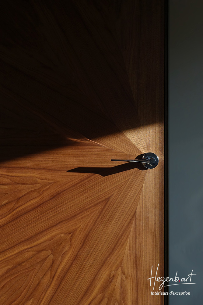 porte interieure en bois de noyer soleil par hegenbart menuiserie haut de gamme provence