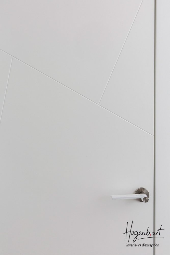 porte interieure invisible laquee blanc poudre motif asymetrique hegenbart provence