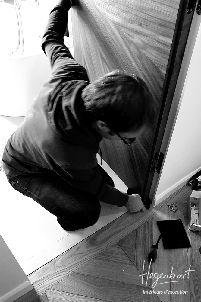 pose d'une porte sur mesure invisible par hegenbart menuisier haut de gamme paca